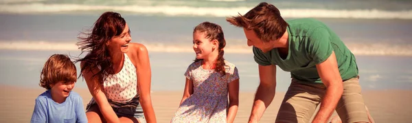 Vrolijke Familie Maken Zandkasteel Het Strand Tijdens Zonnige Dag — Stockfoto