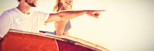 Lycklig Man Med Kvinna Gestikulerande Körsituationer Sunrfboard Stranden Solig Dag — Stockfoto