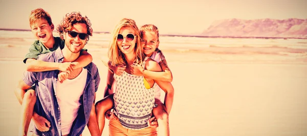 Retrato Padres Sonrientes Apoyando Sus Hijos Playa Durante Día Soleado — Foto de Stock