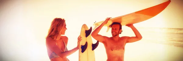 Pareja Feliz Sosteniendo Tabla Surf Playa Durante Día Soleado — Foto de Stock