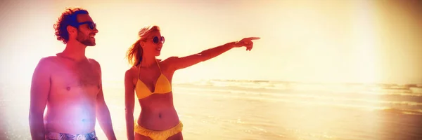 Donna Gesticolare Mentre Tiene Mano Uomo Spiaggia Durante Giornata Sole — Foto Stock