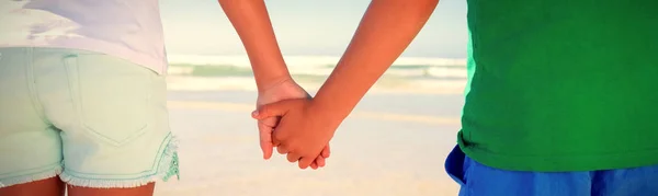 Середина Братів Сестер Тримаються Руки Стоячи Пляжі Під Час Сонячного — стокове фото
