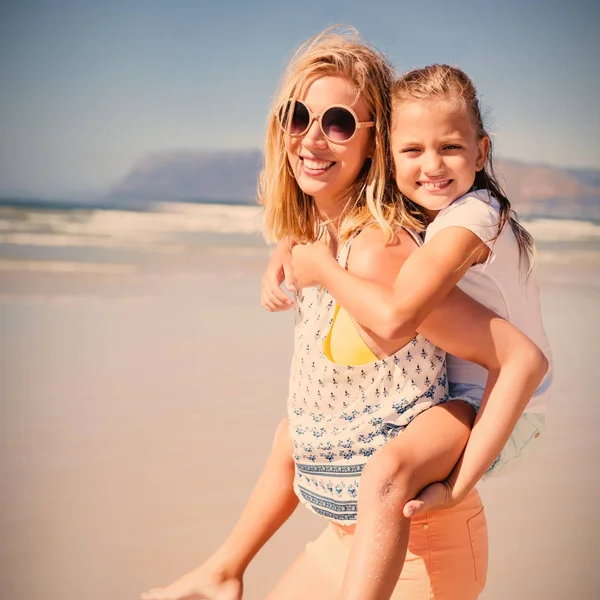 Portret Van Gelukkige Moeder Die Haar Dochter Strand Meeliften Tijdens — Stockfoto