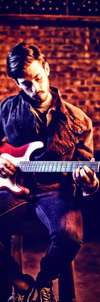 Genç adam barda gitar çalmak