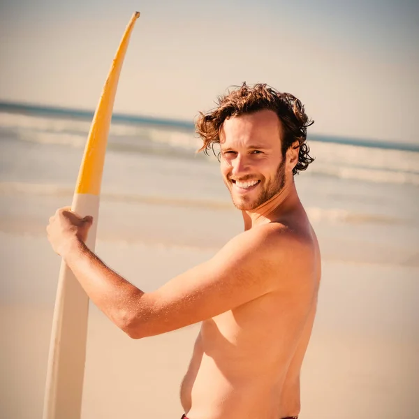 Retrato Homem Sem Camisa Feliz Segurando Prancha Surf Praia Durante — Fotografia de Stock