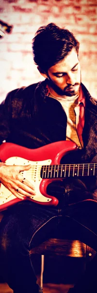 若い男のパブでギターを弾く — ストック写真