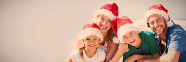 Portret Van Gelukkige Familie Dragen Kerstmuts Strand Tijdens Zonnige Dag — Stockfoto