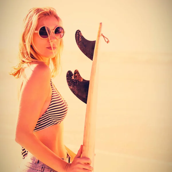 Retrato Mulher Bonita Segurando Prancha Surf Praia Durante Dia Ensolarado — Fotografia de Stock