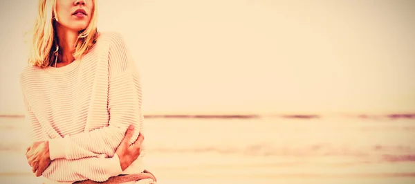 Kobieta Zatroskana Patrząc Plaży — Zdjęcie stockowe