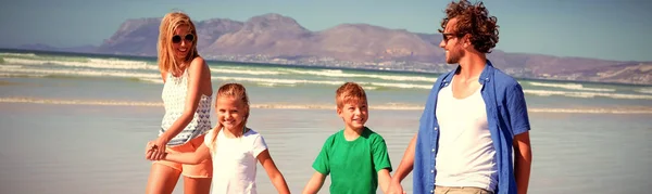 Glückliche Familie Händchen Haltend Beim Gemeinsamen Spaziergang Strand Bei Sonnigem — Stockfoto