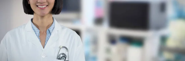 Dokter Staande Tegen Grijze Achtergrond Tegen Operatiekamer Met Chirurgische Apparatuur — Stockfoto