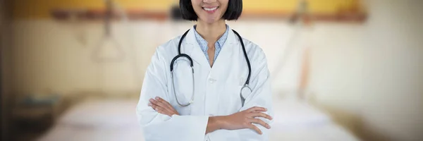 Dokter Staand Met Armen Gekruist Tegen Grijze Achtergrond Tegen Leeg — Stockfoto