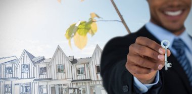 İşadamı gösteren yeni evin anahtarı karşı güzel bir mavi ve beyaz filtre rezidans orta bölümünde