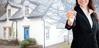 Bir tuşuna basılı tutarak karşı güzel ev mavi ve beyaz filtre ile gülümseyen iş kadını