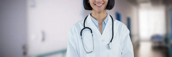 Selbstbewusster Arzt Vor Grauem Hintergrund Vor Leerem Krankenhausflur — Stockfoto