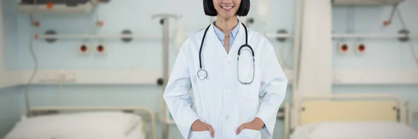 Arzt Steht Mit Den Händen Der Tasche Vor Weißem Hintergrund — Stockfoto