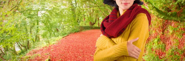 Frau Winterkleidung Posiert Vor Weißem Hintergrund Vor Friedlichem Herbstbild Wald — Stockfoto