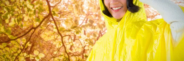 Kobieta Nosi Żółty Płaszcz Białym Tle Przeciwko Spokojnej Sceny Jesień — Zdjęcie stockowe