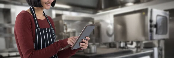 Camarera Usando Tableta Digital Contra Fondo Blanco Contra Una Cocina —  Fotos de Stock