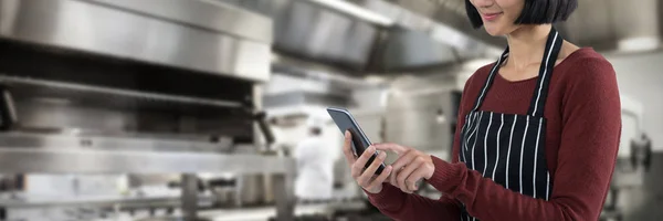 Camarera Usando Teléfono Móvil Contra Fondo Blanco Contra Superficie Trabajo —  Fotos de Stock