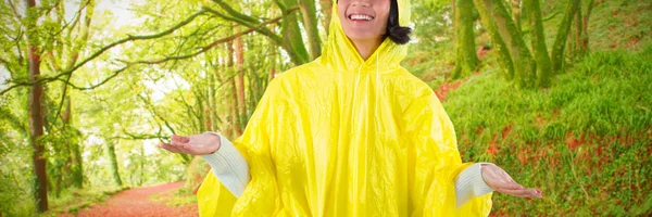 Mujer Con Impermeable Amarillo Haciendo Gestos Para Sentir Lluvia Contra — Foto de Stock