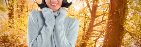 Frau Winterkleidung Posiert Vor Weißem Hintergrund Vor Ruhiger Herbstkulisse Wald — Stockfoto