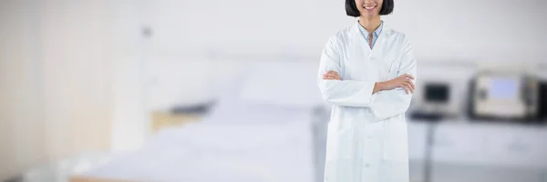 Médico Pie Con Los Brazos Cruzados Sobre Fondo Blanco Contra — Foto de Stock