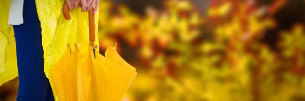 Žena Žlutá Pláštěnka Drží Deštník Proti Rostliny Během Podzimu — Stock fotografie