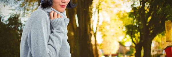 Женщина Зимней Одежде Позирует Белом Фоне Опавших Листьях Поле Парке — стоковое фото