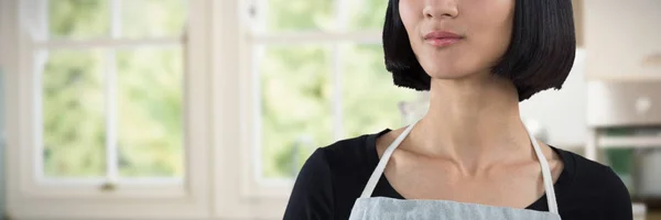 Cameriera Piedi Contro Sfondo Bianco Contro Cucina Vuota Con Verdure — Foto Stock