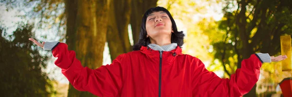 Femme Heureuse Debout Avec Les Bras Tendus Contre Les Feuilles — Photo