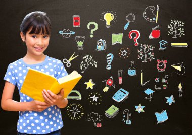 Liseli kız ve blackboard okul için çizim eğitim dijital bileşik