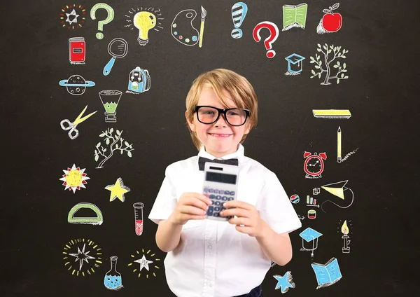 男子校生と学校の黒板に描く教育のデジタル合成 — ストック写真