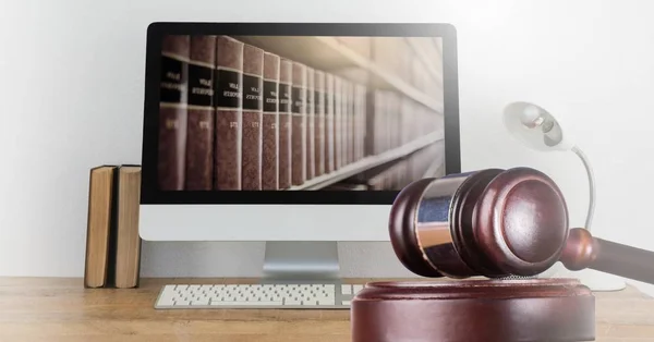 Composito Digitale Gavel Computer Con Libri Diritto Giustizia — Foto Stock