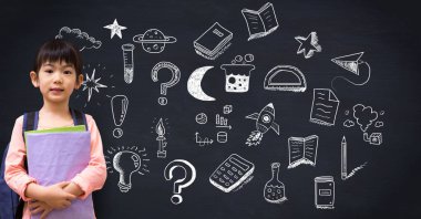 Liseli kız ve blackboard okul için çizim eğitim dijital bileşik