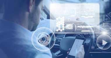 Yukarı bak ekran arayüzü ve telefon ile araba sürüş adamın dijital bileşik