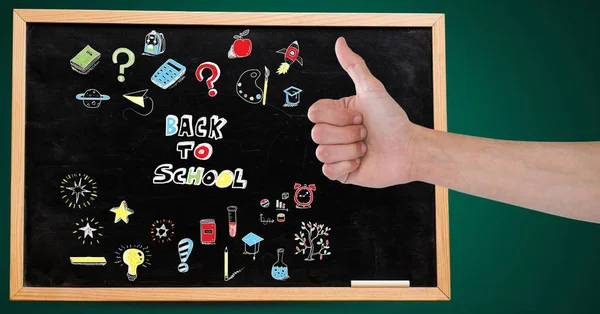 Cyfrowy Kompozytowy Ręki Kciuki Górę Powrót Szkoły Edukacji Rysunek Tablicy — Zdjęcie stockowe