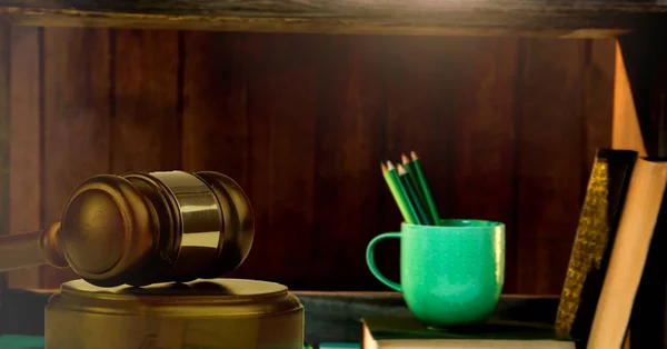 Digitaler Verbund aus Gabelholz und Holzregal mit Büchern und Tasse — Stockbild Digitaler Verbund Aus Gabelholz Und Holzregal Mit Büchern Und Tasse — Stockfoto