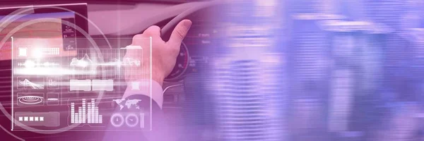 ヘッドアップ ディスプレイ インターフェイスと都市の転移で車の運転人間のデジタル合成 — ストック写真