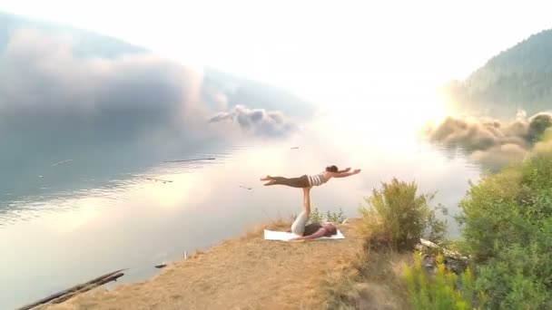 Vídeos Generados Digitalmente Amigas Realizando Yoga Contra Ríos Montañas — Vídeos de Stock