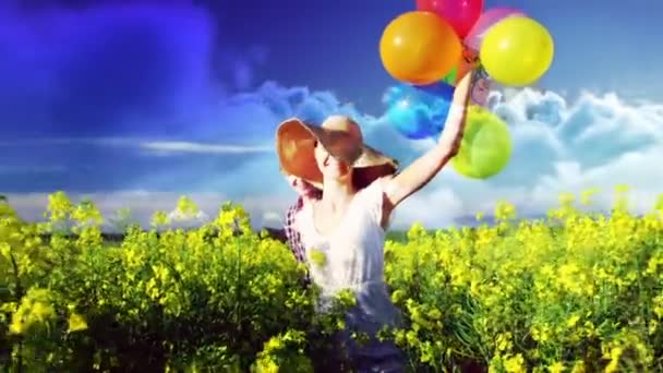 Pareja Feliz Con Globos Caminando Campo — Vídeos de Stock