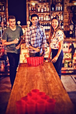 Mutlu arkadaş barda bira pong oyun grubu