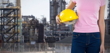 Baret fabrika görüntüsünü karşı tutan kadın