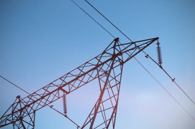 Akşam elektrik pilon siluet