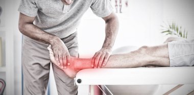 Vurgulanan ağrı masaj bacak olan adama karşı