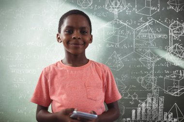 Çocuk holding cep telefonu greenboard karşı gülümseyen karşı matematik