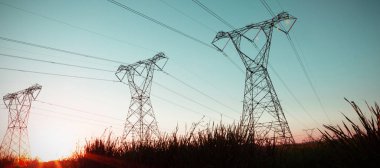 Akşam elektrik pilon siluet