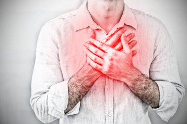 Göğüs ağrısı vurgulanan acı karşı olan bir adam orta bölümünde