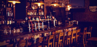 Boş sandalye barda düzenlenmiş