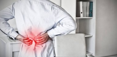 Vurgulanan acı acıyan sırtını dokunmadan rahat iş adamı